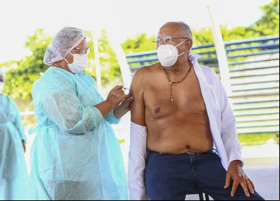 Prefeito Dr. Pessoa toma segunda dose de vacina contra covid-19