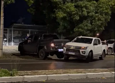 Motorista colide em caminhonete em estacionamento