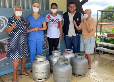Idosos da Casa Manain receberam botijões de gás do Procon
