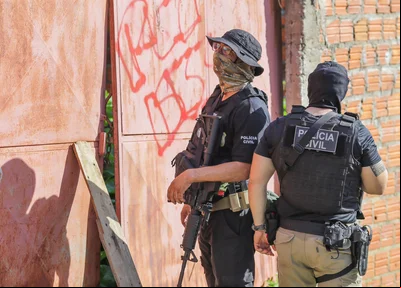Policiais na operação