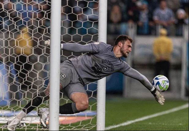 Goleiro Lucas Perri foi um dos destaques da vitória do Glorioso