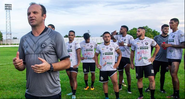 Técnico Fernando Agostini e alguns atletas do Corisabbá