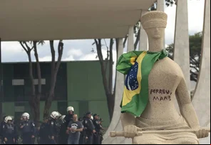 STF forma maioria para manter condenação de mulher que escreveu "perdeu, mané" em estátua