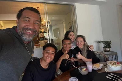 Pai de Pedro Severino divulga primeiras fotos do jogador após alta; confira