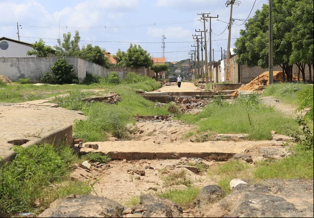 Rua no Torquato Neto ficou destruída após série de chuvas
