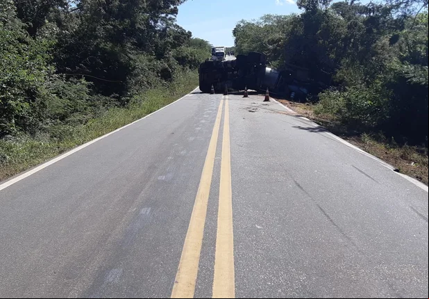 Caminhão tomba na BR 135