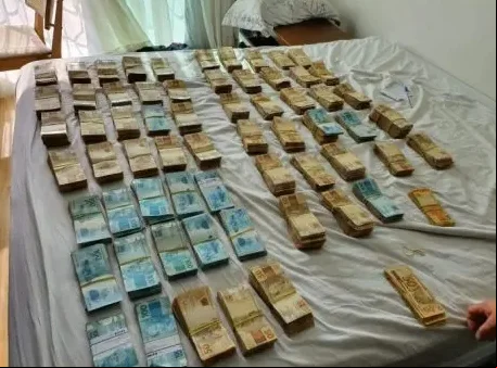 Dinheiro apreendido no apartamento de hacker em Curitiba