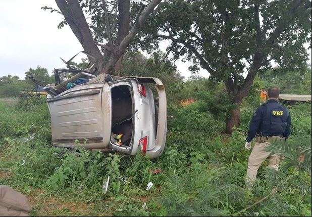 Carro ficou destruído após acidente