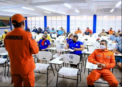 Tenente Raphaello Carvalho ministrando a palestra 