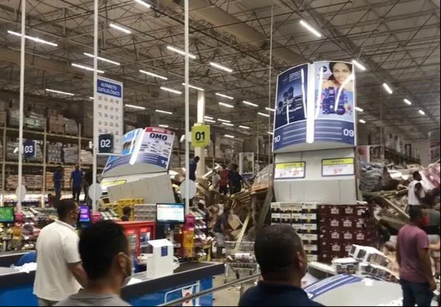 Prateleiras do supermercado Mix Mateus desabam em clientes